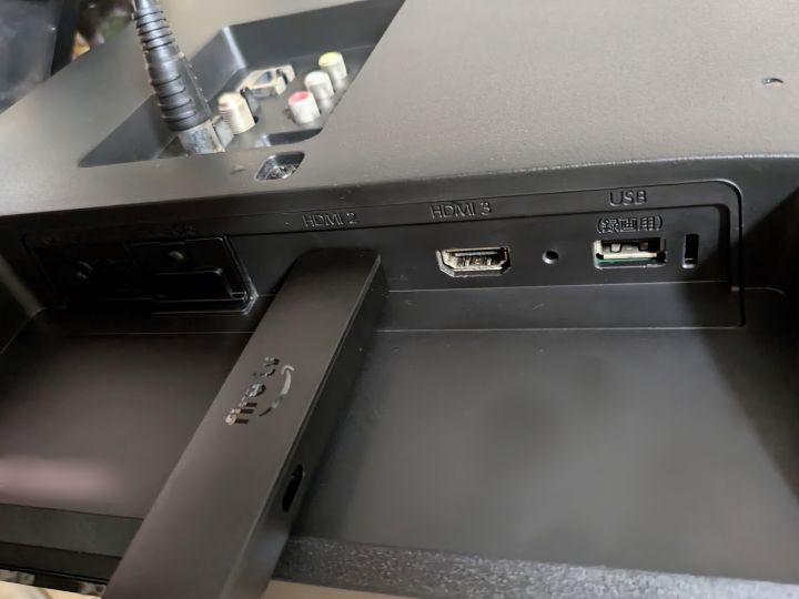 テレビのHDMI端子に挿し込まれたFire TV Stick本体（電源用のUSBケーブルを繋ぐ前の状態）の実物写真