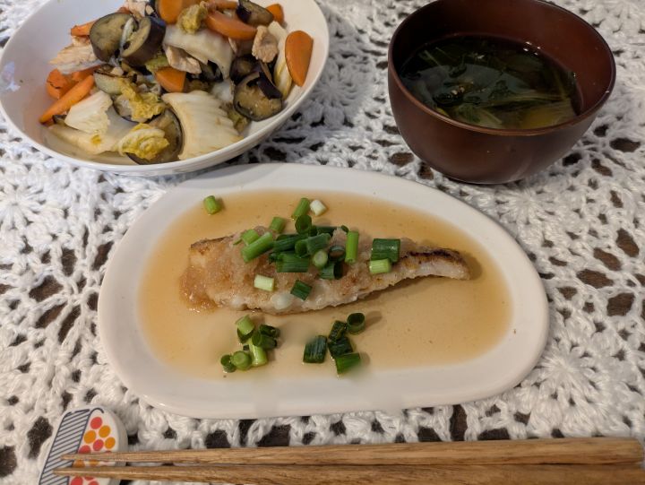 完成した白身魚のみぞれ煮、鶏肉となすの炒めもの、チンゲン菜のみそ汁