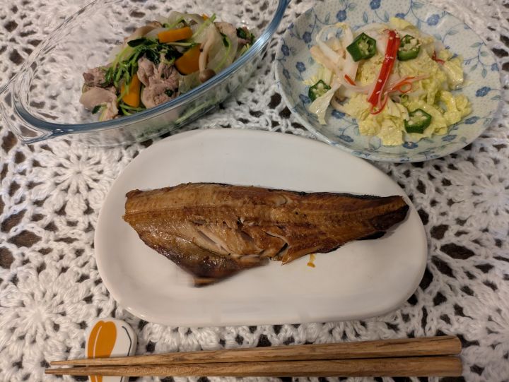 完成した豚肉と豆苗のあっさり煮、しまほっけ、三色あえ