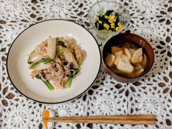 完成した豚肉と切り干し大根の塩麹炒め、たたき胡瓜、豆腐とたけのこのみそ汁