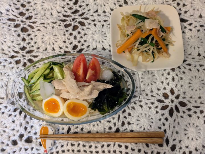 完成した蒸し鶏の彩り冷麺風と、ベーコンと野菜の炒めもの