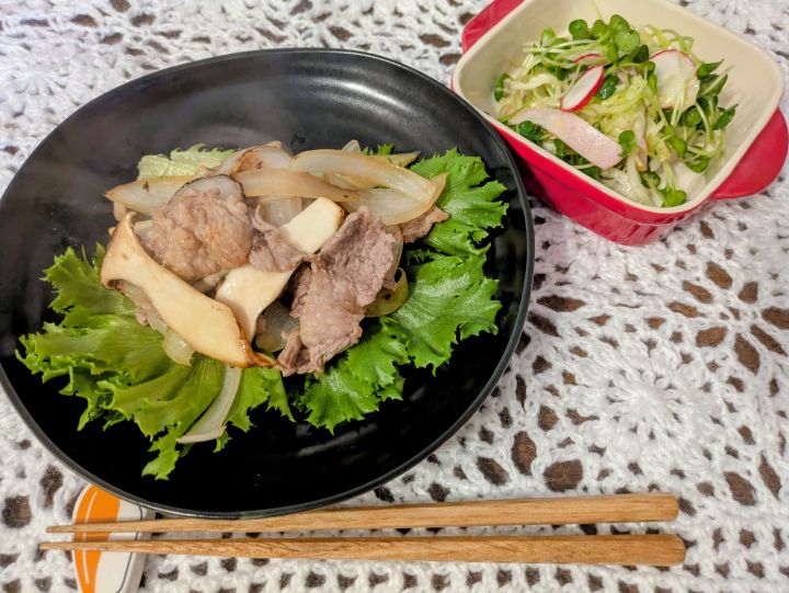 完成した牛肉とエリンギの焦がし葱風味と、ハム入りコールスロー