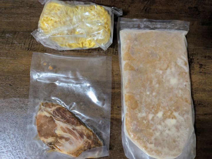 宅麺で購入した大島 味噌らーめんの内容物