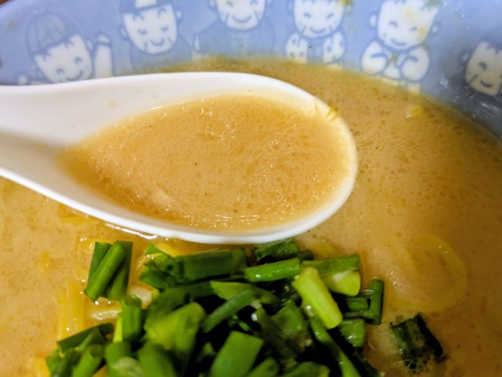 大島 味噌らーめんのスープをレンゲですくった様子