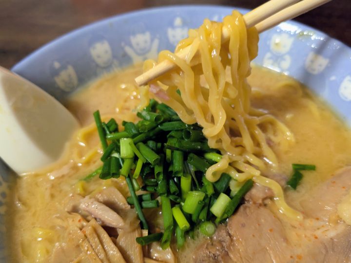 大島 味噌らーめんの麺を箸上げした様子