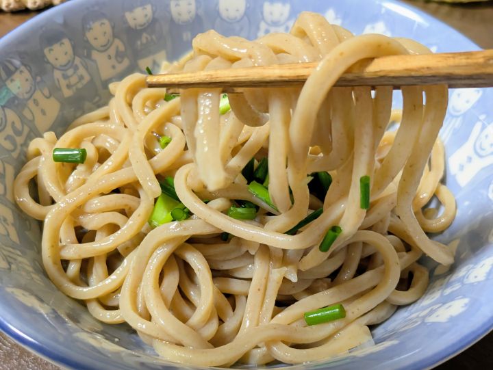中華蕎麦 とみ田 つけめんの麺を箸上げした様子