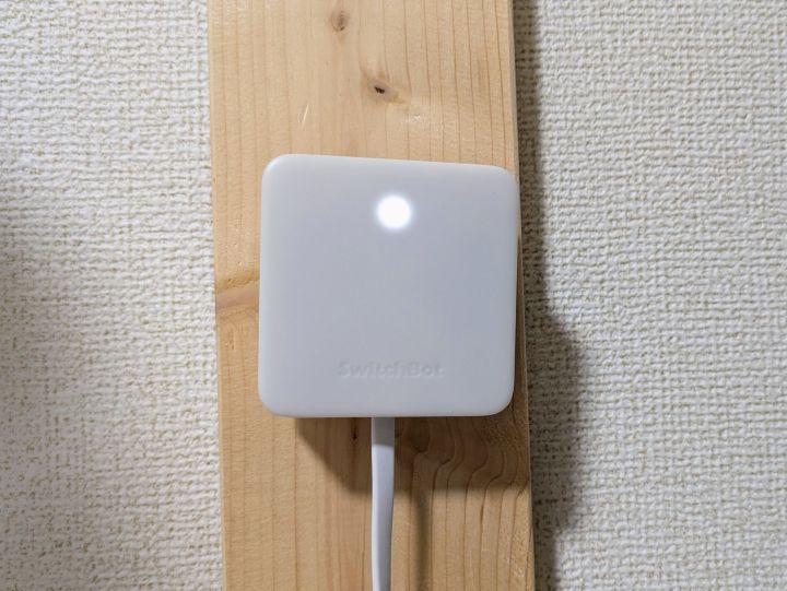 壁に取り付けたSwitchBot ハブミニ本体