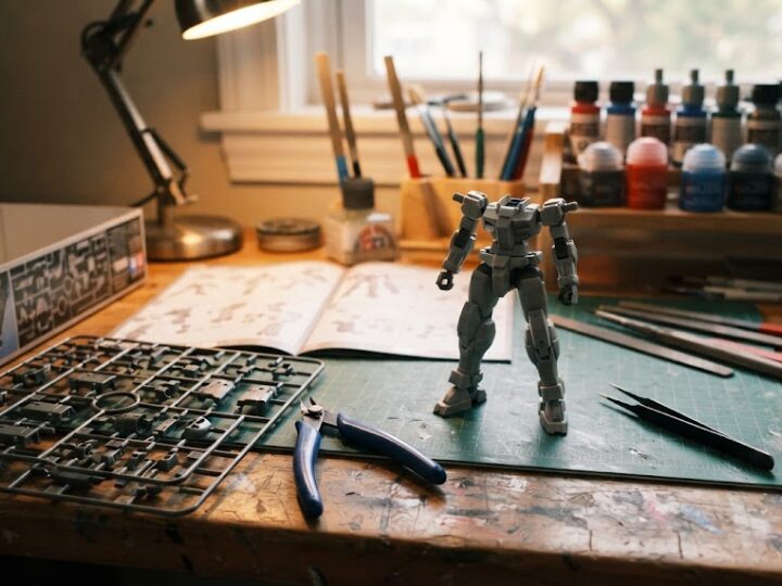 組み立て途中のプラモデルとニッパー、ランナーが並んだ作業机|家でできる趣味のプラモデル