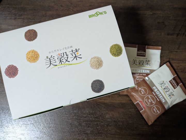 置き換えダイエットドリンク美穀菜スペシャルセットの外箱とおまけの美穀菜プロテインカフェオレ味2袋