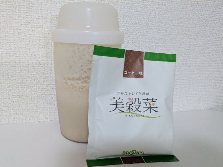 シェイカーで作った置き換えダイエットドリンク美穀菜コーヒー味の牛乳割り