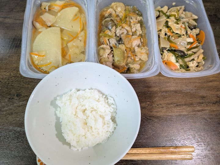 シェフの無添つくりおきで用意した夕食・主菜Aと副菜2品にご飯