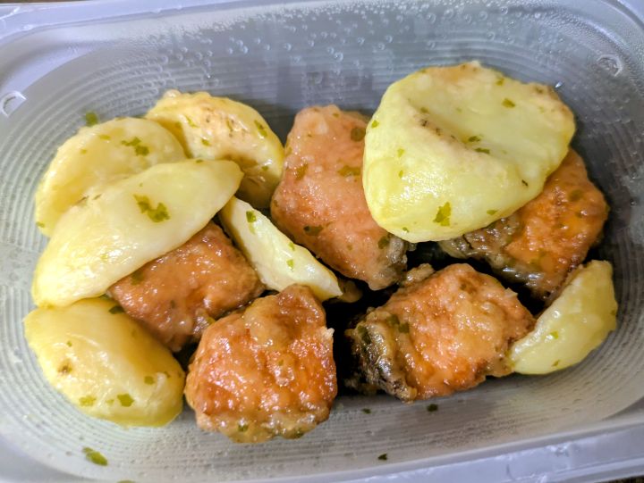 シェフの無添つくりおきの鮭とじゃがいものやみつきのり塩炒め