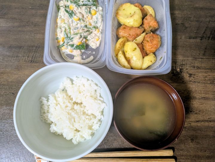 シェフの無添つくりおきで用意した夕食・主菜Bと副菜にご飯とみそ汁